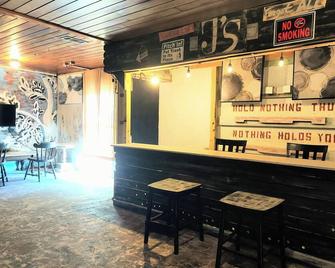 Rustic private apt. 'bar' @ Eau Gallie Downtown & 5 minutes to Melbourne Beach. - Melbourne - Bar