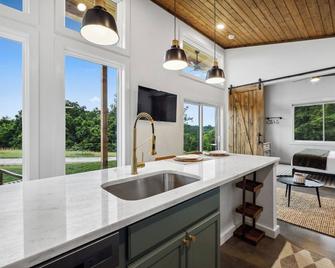 NEW Luxury Tiny Home near Knoxville & the Smoky Mountains - Strawberry Plains - Cocina