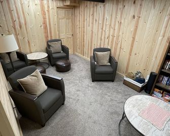 Perfect Getaway! Secluded Modern 3 Bedroom, 2 Bath Cabin on 12.5 Private Acres - Idlewild - Living room