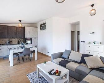 Nice Apartment In Reggio Calabria - Pellaro - Salon