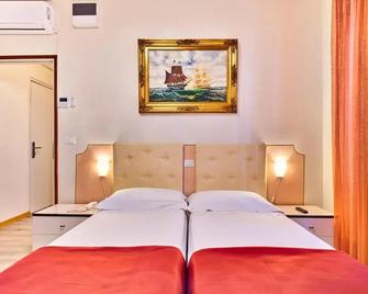 Hotel San Marco - Garda - Bedroom