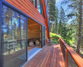 Scenic A-Frame Retreat – Main A-Frame & Cozy Little A-Frame, Borders Public Land - Cascade - Balcón