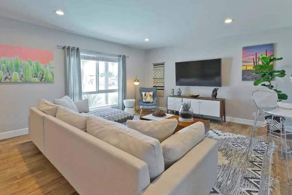 Modern Home w Private Pool Spa Pets Welcome - פאלם ספירנגס - סלון
