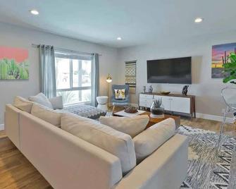 Modern Home w Private Pool Spa Pets Welcome - פאלם ספירנגס - סלון