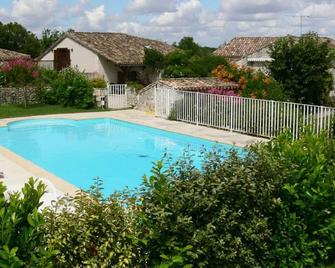 La Petite Maison - Beautiful restored stone Farmhouse in secluded French hamlet - Valeilles - Piscina