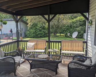 Kennerdell Country Retreat with seasonal inground pool - Kennerdell - Patio