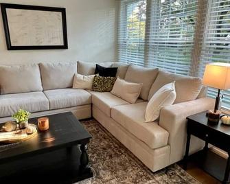 Blue Moon Cottage - Music Room, Inground Pool - Owensboro - Living room