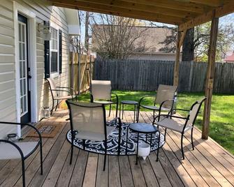 3BR/2B in the heart of Leesville, Southern Comfort - 리즈빌 - 파티오