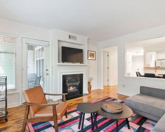 Glenwood Gable- near downtown Raleigh - Tuckahoe - Living room