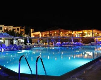 นิโคลัส ปาร์ค โรงแรม - เฟทิเย - สระว่ายน้ำ