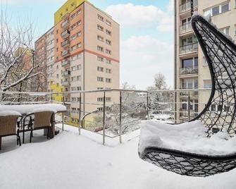 Klimatyczne Studio w Łodzi z Parkingiem i Dużym Umeblowanym Balkonem by Noclegi Renters - Łódź - Balcony