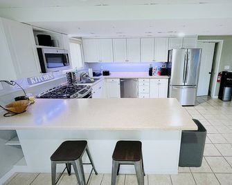 Entire lower level in a private home with walkout fenced yard. - Freeport - Keuken