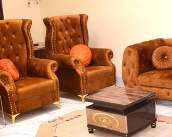 Sunfit Apartments! cozy & Spacious 3-Bedroom Apartment In A Serene Environment. - Asaba - Living room