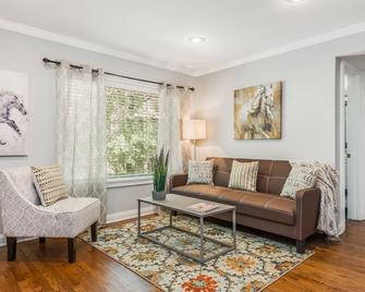 Amazing Midtown Location by Piedmont Park. - Atlanta - Pokój dzienny