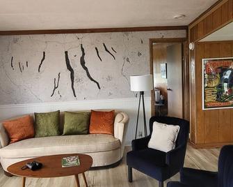 Wineries, lakes, parks, Amish markets, 360 vistas, central Finger Lakes 2B, 2B! - Waterloo - Living room