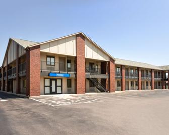 Travelodge by Wyndham Wellington KS - Wellington - Building
