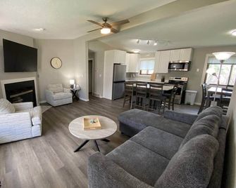 Okoboji Sunset Getaway - Okoboji - Living room