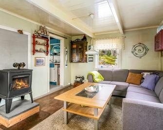 Cozy Home In Norddyrøy With Kitchen - Sistranda - Sala de estar
