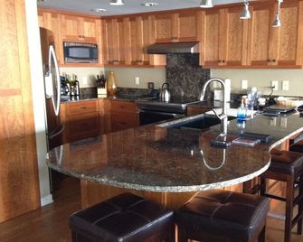 Beautiful Lake Chelan Beachfront Condo, Just 3 Blocks From Downtown Chelan - Chelan - Küche