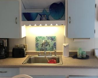 Welcome To Salty Breezes 2/Bd Cottage Located At Tween Waters - Scarborough - Kitchen