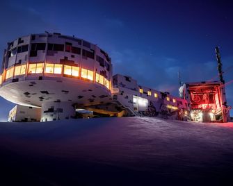 Galaaxy Mountain Hostel--Nur Mit Der Gondelbahn Erreichbar - Laax - Gebäude