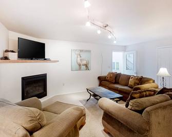 Ground-Floor Condo w/Washer/Dryer, Gas Grill, Fireplace, WiFi - Joseph - Living room