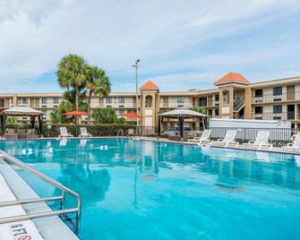 Quality Inn & Suites Kissimmee by The Lake - Kissimmee - Piscina