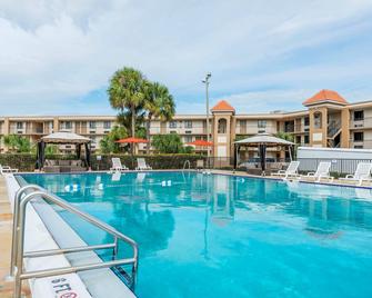 كواليتي إن آند سويتس كيسيمي باي ذا لايك - كيسيمي - حوض السباحة