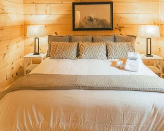 Romantic spot! Huge deck with outdoor soaking tub - Cosby - Bedroom