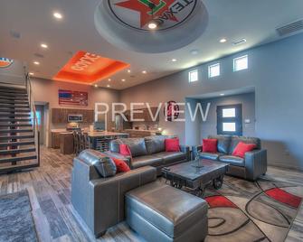 Modern Gasoline Alley w/Hot Tub & 3 King Beds - ألبوكيركي - غرفة معيشة