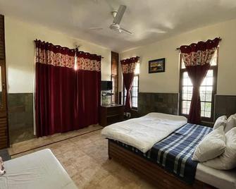 The Sojourn - Gulmohar 3 bedroom villa for 10 pax ~ Mountain Views ~ Gardens - Dharamshala - Bedroom