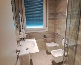 Marina Romea 2 Splitted Executive Flats - Marina Romea - Bathroom