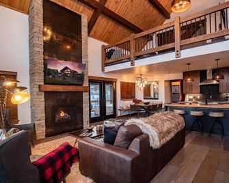 Rocky Mountain Escape - Steps to Lake Estes, Jacuzzi, Close to Downtown Estes - Estes Park - Living room