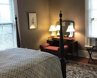 1882 Cottage-Charming! Location! Pets W/Fee. Long Term Rates,re Springwood Inn. - Anniston - Schlafzimmer
