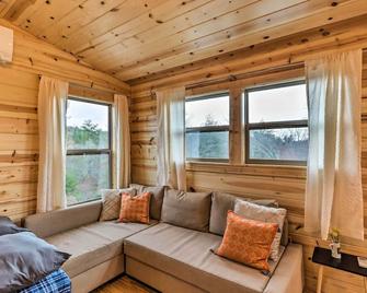 Cozy Mtn Cabin Spacious Deck and Forest Views! - Murphy - Soggiorno