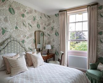 Leonardslee House at Leonardslee Lakes & Gardens - Horsham - Ložnice