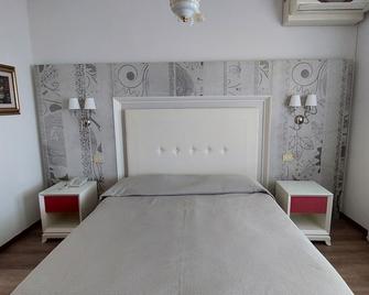 Albergo Alla Pineta - Montebelluna - Bedroom