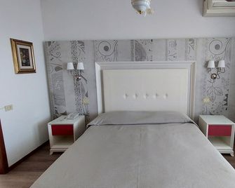 Albergo Alla Pineta - Montebelluna - Bedroom