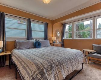 #stayinmydistrict Heritage House Apt - Coos Bay - Bedroom