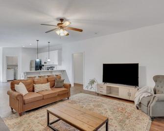 Eagle's Retreat - Close to GSU & Paulson Stadium - Statesboro - Living room