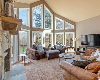 Lakeside Haven Dock/Slip Fire Pit Game Room Kayaks - Winchester - Living room