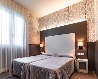 Hotel Astoria - ראבנה - חדר שינה