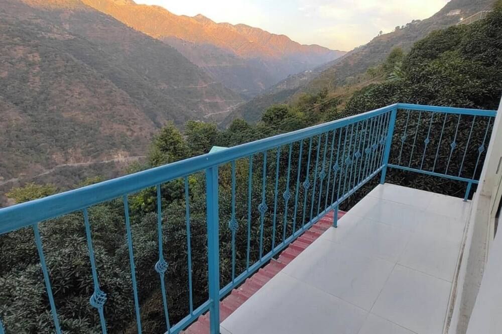 The Yamuna Deck Resort & Cafe Kempty Fall - מוסורי - מרפסת