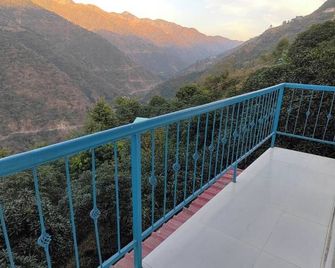 The Yamuna Deck Resort & Cafe Kempty Fall - מוסורי - מרפסת