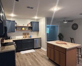 The Refined Lodge 4 bedroom all amenities close by! - Orange - Kitchen