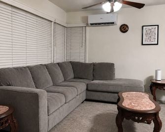 Relaxing 3BR Home with King Bed & Free Laundry - Coalinga - Living room