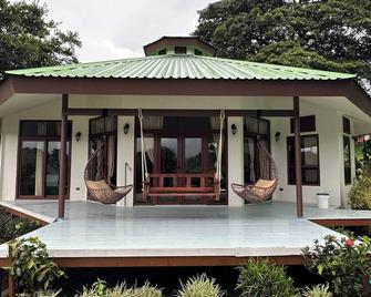 Peaceful Lake Front Villa With Firepit and Pool in a Secure Gated Community. - Tilarán - Patio