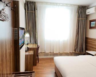 European Style Holiday Hotel - Blagoveshchensk - Bedroom