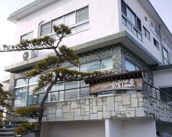 Ryokan Nashimiya Onsen - Fujikawaguchiko - Building