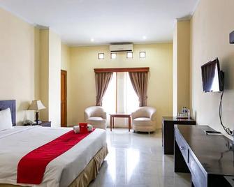 RedDoorz Plus near Alun Alun Karanganyar - Tawangmangu - Habitación